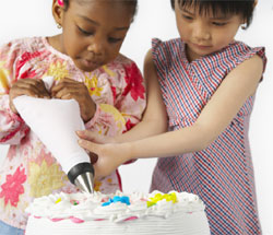 kids decorating cake